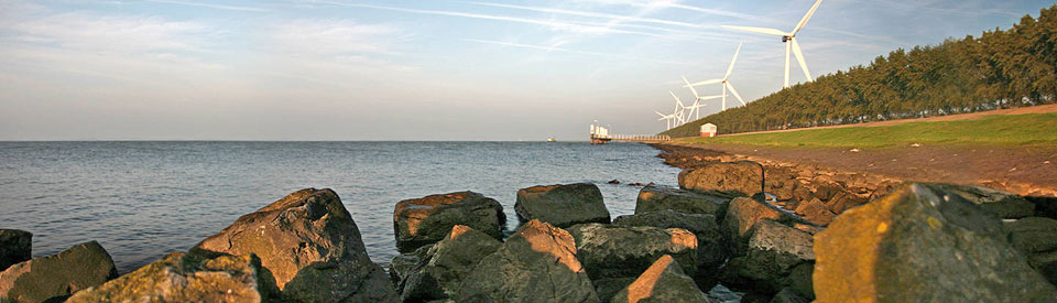 Schone energie: kustlijn Zuid-Holland met windturbines