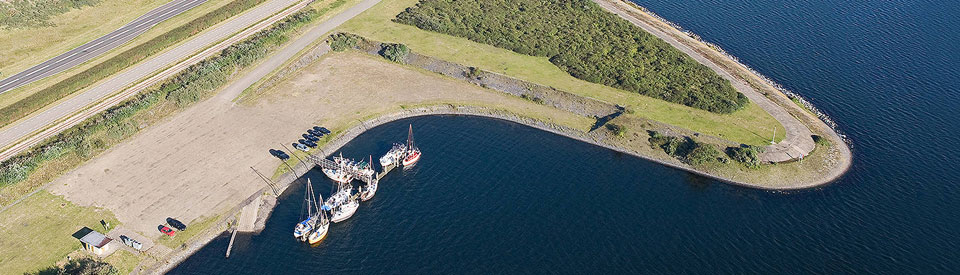 Aantrekkelijke leefomgeving: boten aan aanlegsteiger op het water